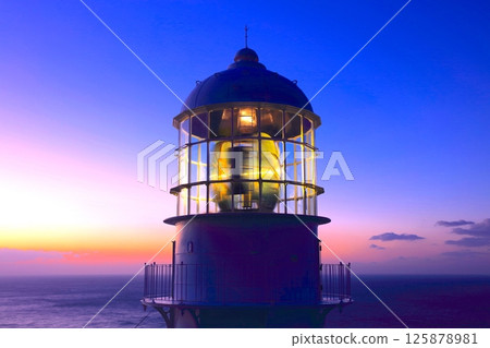 朝霞中的室戶岬燈塔 / 世界地質公園 / 日本50座燈塔 / A級保存燈塔 125878981