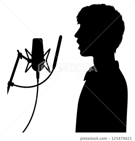 一名男子對著麥克風講話 125879821