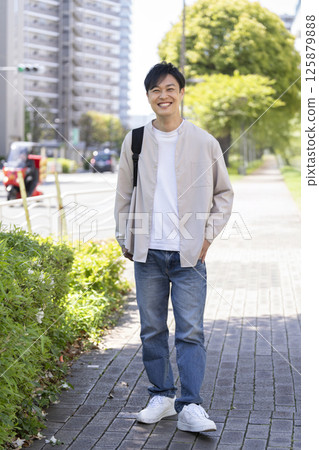 40 多歲的男人微笑著 125879888