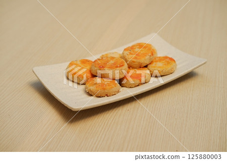 "Traditional Tarts on a Ceramic Plate 125880003