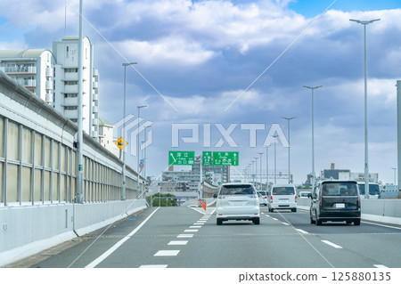 Kobe City, Hyogo Prefecture: A car traveling near the Fukae exit on the Hanshin Expressway Route 3 Kobe Line 125880135