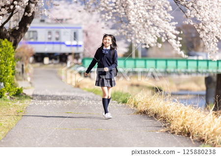 學生們沿著櫻花樹散步 125880238