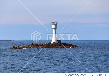 肥前黑瀨燈臺位於長崎半島與伊王島之間的翁中瀨戶海峽南側。 125880491