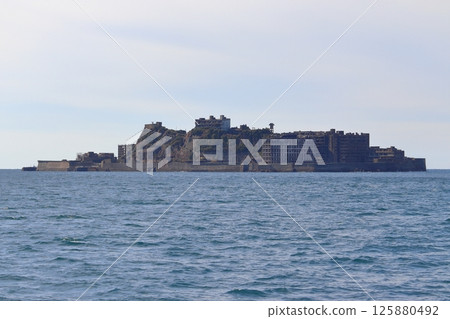 從東南方向眺望的軍艦島、海豚碼頭及學校週邊(長崎縣端島) 從東南方向眺望的軍艦島、海豚碼頭及學校週邊(長崎縣端島) 125880492