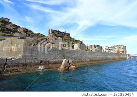 從碼頭往東北方向眺望軍艦島 從碼頭往東北方向眺望軍艦島 125880494