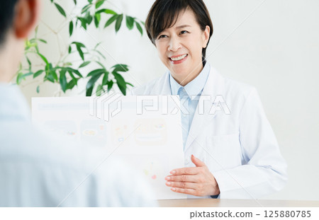 Registered dietitian who gives dietary guidance 125880785