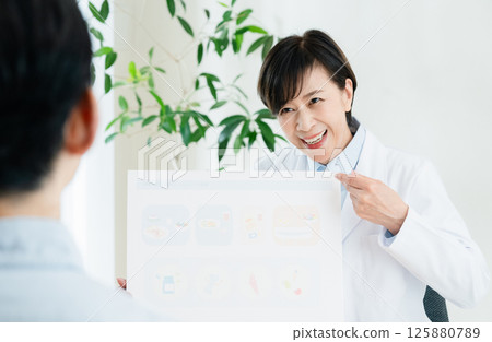 Registered dietitian who gives dietary guidance 125880789