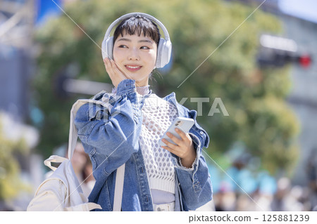 街拍年輕女子肖像 125881239