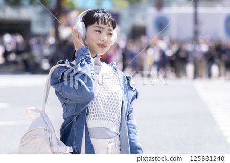 Street Snap Young Woman Portrait Street Snap Young Woman Portrait 125881240