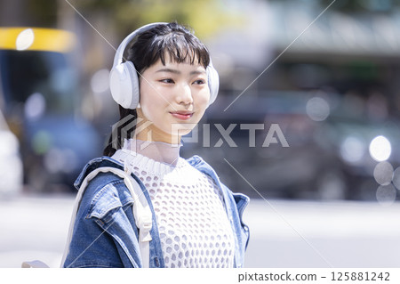 Street Snap Young Woman Portrait Street Snap Young Woman Portrait 125881242