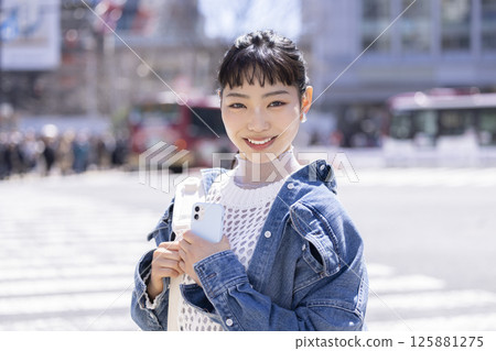街拍年輕女子肖像 125881275