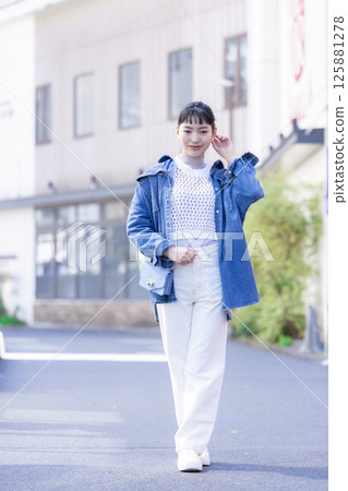 Street Snap Young Woman Portrait 125881278