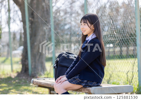 坐在校園長椅上的女學生 125881530