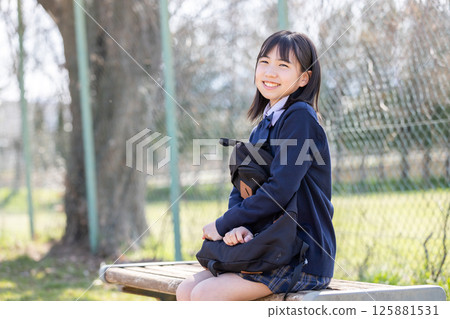 坐在校園長椅上的女學生 125881531