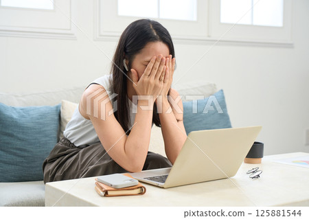 女人認真地看著電腦螢幕 麻煩 令人驚訝的悲傷訊息 125881544