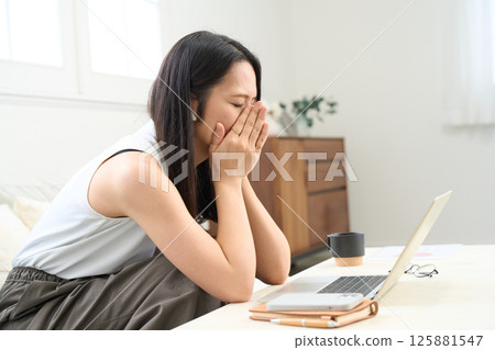 女人認真地看著電腦螢幕 麻煩 令人驚訝的悲傷訊息 女人認真地看著電腦螢幕 麻煩 令人驚訝的悲傷訊息 125881547