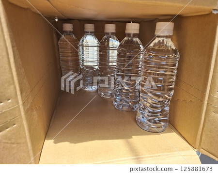 囤積瓶裝水 囤積瓶裝水 125881673