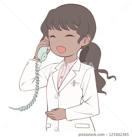 一位皮膚黝黑的女藥劑師在電話裡微笑著 125882365