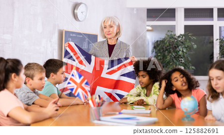 High school teacher tells the pupils the history of Great Britain High school teacher tells the pupils the history of Great Britain 125882691