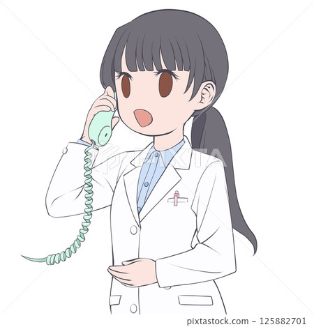 一位黑髮女藥劑師在電話裡微笑著交談 125882701