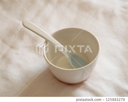 Eating utensils kitchen tableware minimalist close-up food presentation 125883278