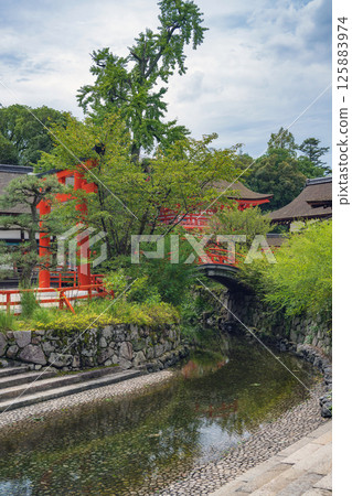 View of the Mitarai Pond and grounds at Shimogamo Shrine (Kamo Mioya Shrine) in Kyoto 125883974