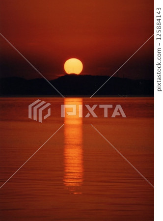 中海湖的日落在夕陽的照耀下 125884143