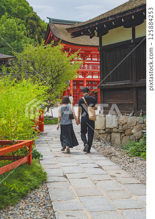 一對情侶沿著京都下鴨神社（鴨禦尾屋神社）的參道散步 125884253