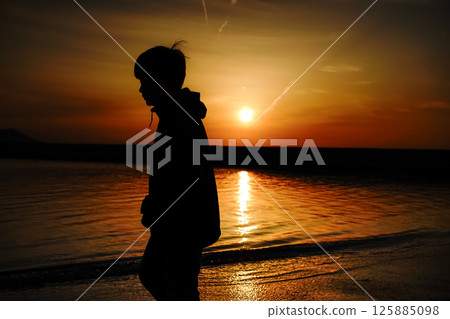 <Goto scenery> Tomie camp village and a boy at dawn 125885098