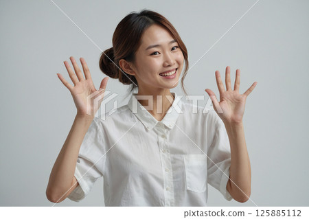 一位面帶微笑、舉止內斂的年輕女子——人工智慧生成的圖像 125885112