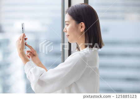 操作智能手機的女人 125885123