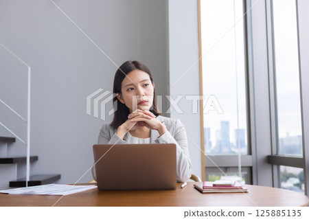 Career woman who works 125885135