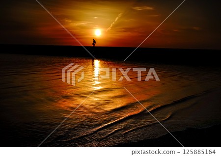 <Goto scenery> Tarojima beach and a boy at dawn 125885164