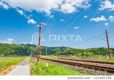Hokuriku Main Line passing through the countryside of Yogo Town, Nagahama City, Shiga Prefecture 125885198