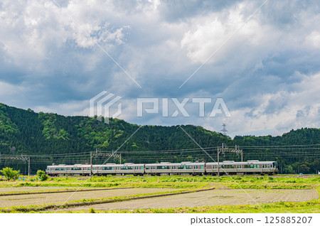 穿過滋賀縣長濱市與鄉町鄉村的特快列車 穿過滋賀縣長濱市與鄉町鄉村的特快列車 125885207