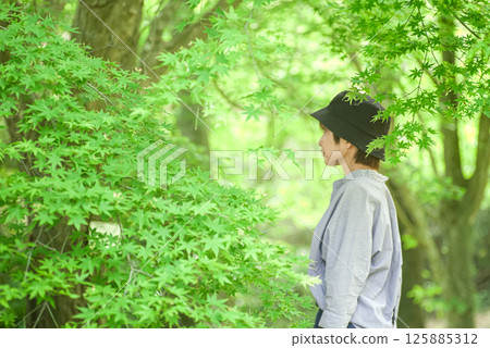 <素材> 早春的藍色楓葉和一位女士 <素材> 早春的藍色楓葉和一位女士 125885312