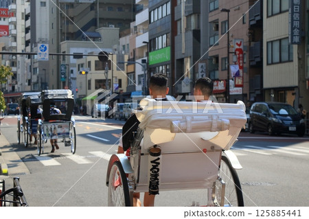 淺草的人力車：深受遊客喜愛的人力車 125885441