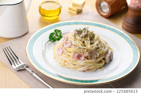 Bacon and mushroom cream pasta 125885613