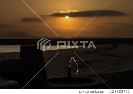 <Goto scenery> Faucet at Tarojima beach at dawn 125885752