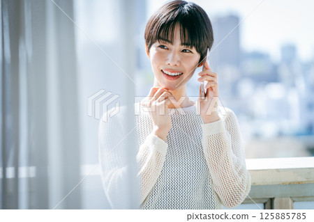 調用在陽台上的女人 125885785