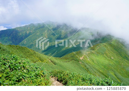 飯豐山脈的大日山至北又山的山脊線 飯豐山脈的大日山至北又山的山脊線 125885870