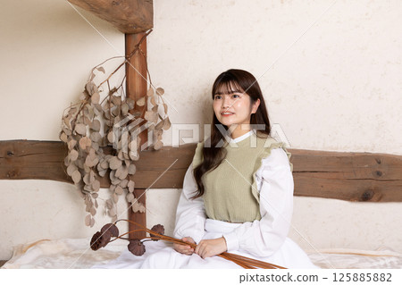 一位老房子裡的女人的肖像 125885882