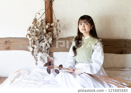 一位老房子裡的女人的肖像 125885885