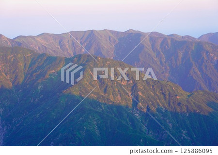 從飯豐山頂眺望的紋內山、地神山、大石山、鉾立山 從飯豐山頂眺望的紋內山、地神山、大石山、鉾立山 125886095