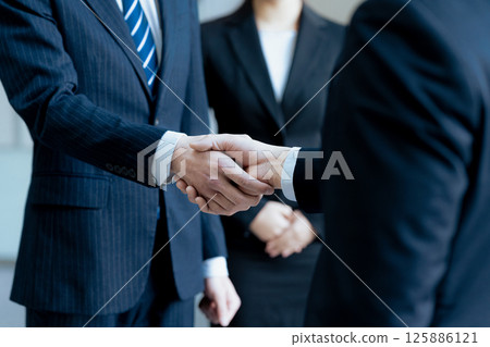 Businessman shaking hands 125886121