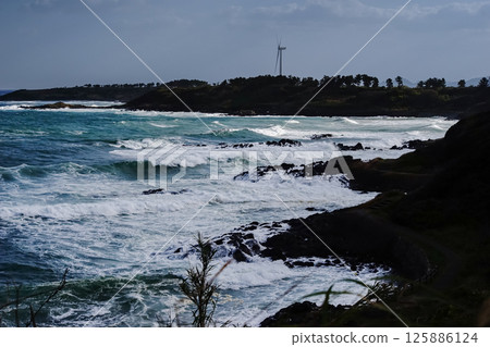 <Goto scenery> Rough waves at Uozugasaki Park during a spring storm <Goto scenery> Rough waves at Uozugasaki Park during a spring storm 125886124