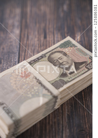 2 million yen 10,000 yen bill 2 million yen 10,000 yen bill 125886381