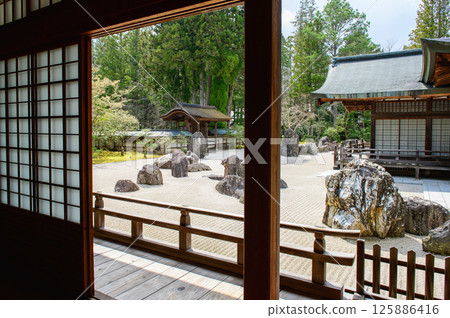 金剛峰寺:從別館眺望萬流庭園及內殿,和歌山縣高野山 金剛峰寺:從別館眺望萬流庭園及內殿,和歌山縣高野山 125886416