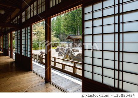 Kongobu-ji Temple: View of the Banryu Garden and Gate from the Annex, Mount Koya, Wakayama Prefecture 125886484