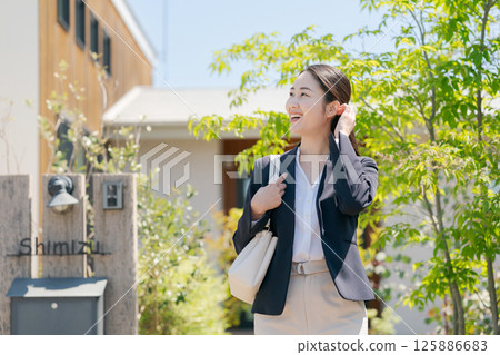 一名身著西裝的女子走出入口 125886683